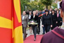 Photo of По повод 11 Октомври партиска делегација на СДСМ положи цвеќе и оддаде почит на борците од НОБ во Прилеп