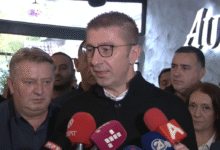 Photo of Вистинското прашање е дали Филипче поддржува човек кој е на црната листа на САД одговори Мицковски прашан за фотографијата на Лукровски и Мојсова