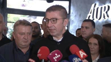 Photo of Вистинското прашање е дали Филипче поддржува човек кој е на црната листа на САД одговори Мицковски прашан за фотографијата на Лукровски и Мојсова