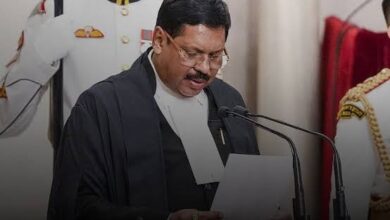 Photo of ВИДЕО: Адвокат во Индија фрли чевел кон претседателот на Врховниот суд поради коментари за Вишну