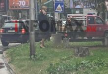 Photo of (Фото) Министерката Јаневска  фотографирана како минува среде улица додека збори на мобилен и oпа цупа низ тревникот