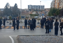 Photo of Родителите на починатите во пожарот во “Пулс” го блокираа кружниот тек кај двојниот мост во Кочани