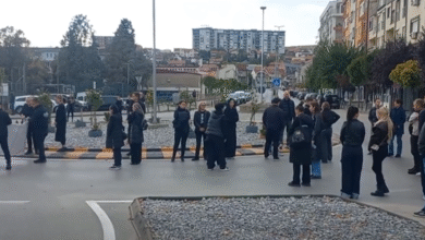 Photo of Родителите на починатите во пожарот во “Пулс” го блокираа кружниот тек кај двојниот мост во Кочани