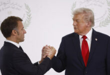 Photo of (ВИДЕО) Трамп ќе му ја откинеше раката на Макрон