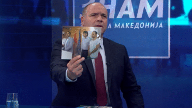 Photo of Секој има право да седи во кафеана со кого сака, вели лидерот на ЗНАМ за фотографиите на Црвенковски со членови на неговата партија