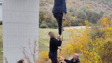 Photo of ФОТО | Полицајци спречија самоубиство утрово во Куманово: 34-годишен маж сакал да скокне од мост