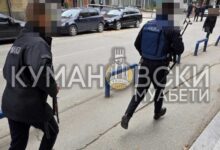 Photo of Пукање пред Општина Куманово, неофицијално ранет кандидат за советник, полицајци со панцири ја блокираа општината