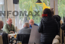 Photo of (Фото+Видео) Голем инцидент попладнево во Кочани: Ратко Димитровски во друштво на еден кандидат евакуиран со полициска заштита – Родителите кои ги загубија децата прашуваат дали учи како да биде криминалец