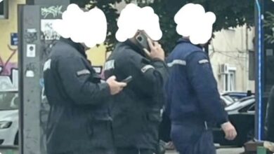 Photo of Полицајци на пешачки со мобилни телефони го прекршуваат Законот, наместо да го спроведуваат: „За нив не важи“