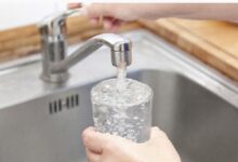 Photo of Петти ден тетовци немаат вода, полнат буриња од јавни чешми и се надеваат во ноќните часови кога привремено ја пуштаат