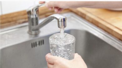 Photo of Петти ден тетовци немаат вода, полнат буриња од јавни чешми и се надеваат во ноќните часови кога привремено ја пуштаат