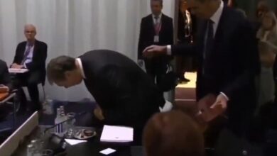 Photo of (ВИДЕО) Вучиќ збунет – го бараше своето место на самитот во Данска, скрши столче…