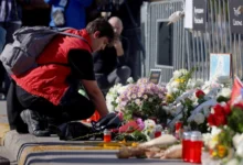 Photo of Во тишина оддадена почит за 16-те загинати во падот на бетонската настрешница на железничката станица во Нови Сад пред една година