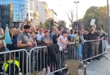 Photo of Тензии пред српскиот Парламент откако почна штрајкот на мајката чие дете лани загина при падот на бетонската настрешница во Нови Сад