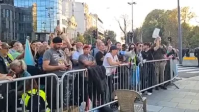 Photo of Тензии пред српскиот Парламент откако почна штрајкот на мајката чие дете лани загина при падот на бетонската настрешница во Нови Сад