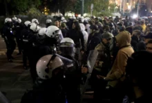 Photo of Мирно е утрово пред Собранието на Србија по синоќешните инциденти, полицијата ноќеска привела 37 луѓе