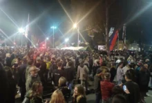 Photo of Без инциденти поминуваат собирите на поддржувачите на српските власти и на мајката која штрајкува со глад заради смртта на своето дете кое загина во падот на бетонската настрешница на железничката станица во Нови Сад