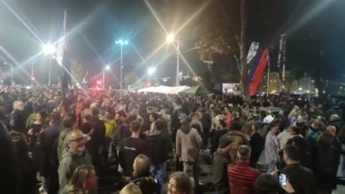 Photo of Без инциденти поминуваат собирите на поддржувачите на српските власти и на мајката која штрајкува со глад заради смртта на своето дете кое загина во падот на бетонската настрешница на железничката станица во Нови Сад