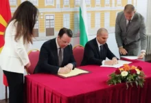 Photo of Николоски и Караџов го потпишаа Договорот за железничкиот тунел на Коридор 8