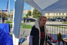 Photo of Дијана Хрка го напушти шаторот пред српското Народно собрание каде штрајкуваше со глад