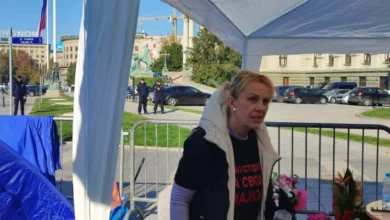 Photo of Дијана Хрка го напушти шаторот пред српското Народно собрание каде штрајкуваше со глад
