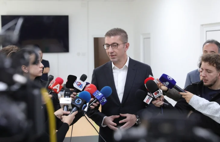 Photo of (Видео) Мицкоски транспарентно ги “опоменува“ обвинителите и судиите: „Грдно се зафатени со позициите“ не можат да се поместат ниту со кран