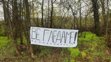 Photo of „Кој е следен?“ со порака: Ве гледаме! – Герила Акција пред судницата на КПУ Идризово