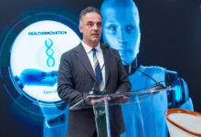 Photo of Алиу: Здравствените податоци на мобилен, а не со ќеси документи по лекарските врати