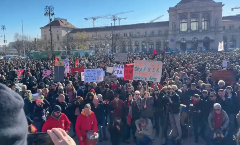 Photo of (ВИДЕО) Илјадници луѓе на антифашистички марш во Загреб, млади мажи во црно нападнаа со боја демонстранти 