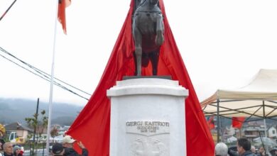 Photo of Ахмети презентираше споменик на Скендербег во кичевско