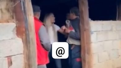 Photo of EXPRES (ВИДЕО) Русокоса газдарица дели боксови во кал – Ескалира ,,Кравјата криза” во Крива Паланка