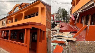 Photo of Ресторанот „Мечка“ во Дебар Маало го узурпирал тротоарот, Општина Центар ја урна дивоградбата