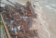 Photo of Се поставуваат вреќи песок кај Меморијалниот центар АСНОМ кај Пелинце за заштита од поплава