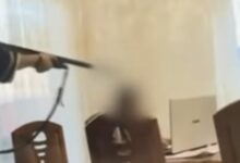 Photo of ВИДЕО: Девојче му впери пушка во главата на 11-годишниот брат
