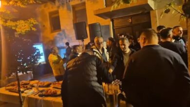 Photo of (ВИДЕО) Забава со ди-џеј и пенливо вино пред штабот на Герасимовски