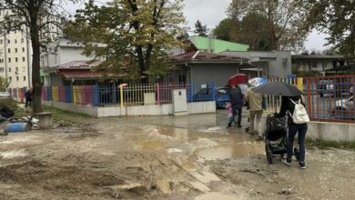 Photo of Дождливо утро: Родители и деца се „борат“ да поминат низ раскопан каллив влез во градинка во Аеродром