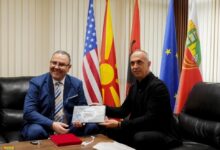 Photo of Дехари му ја отстапи фотелјата на Јовановски во Кичево