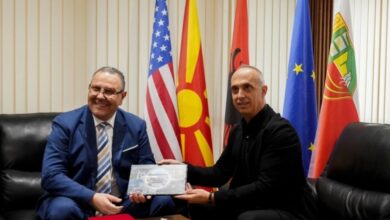 Photo of Дехари му ја отстапи фотелјата на Јовановски во Кичево