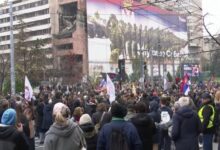 Photo of Илјадници граѓани формираа „жив ѕид“ во Белград: Не го даваме Генералштабот