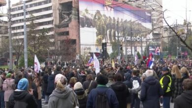 Photo of Илјадници граѓани формираа „жив ѕид“ во Белград: Не го даваме Генералштабот