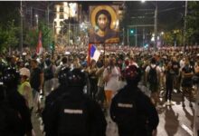 Photo of (ВИДЕО) Полицаец претепа девојка во Нови Сад