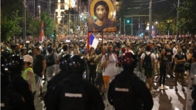 Photo of (ВИДЕО) Полицаец претепа девојка во Нови Сад