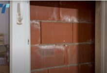 Photo of Тетовчанка остана без дневна светлина, соседот изградил зграда веднаш до прозорецот, за општината и државата се е чисто