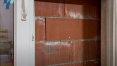 Photo of Тетовчанка остана без дневна светлина, соседот изградил зграда веднаш до прозорецот, за општината и државата се е чисто