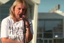 Photo of Пред српското Собрание почна штрајк со глад мајка на дете загинато во падот на бетонската настрешница во Нови Сад