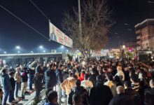 Photo of (Фото+видео) МИТИНГ И ВО ШУТО ОРИЗАРИ: 200 луѓе скандираат и агитираат!