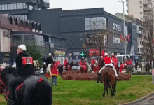 Photo of (Видео) За денот на албанското знаме колони од коњи и знамиња го блокираа сообраќајот во Тетово