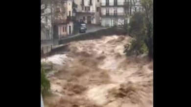 Photo of (Видео) Италија под вода: свлечишта рушат згради, жители на покриви чекаат спасување
