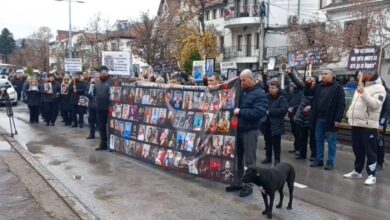 Photo of (Видео) Ново разочарување кај родителите од Кочани, по одложувањето на второто рочиште: Нѐ третираат како во административен записник!