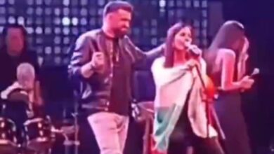 Photo of Цеца со исвиркување избркана од сцената во Велес, откако подигна бугарско знаме наместо македонскo